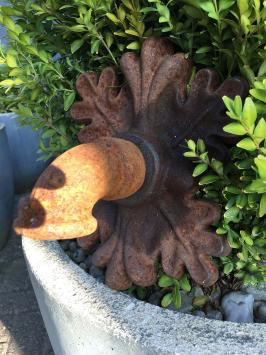 Gargouille Neptune – 23 cm – fonte rouille avec feuille de chêne